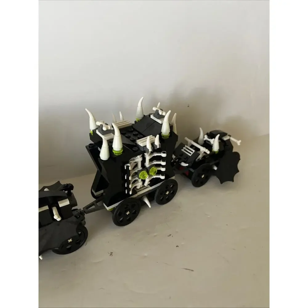 LEGO MONSTER FIGHTERS 9467 GHOST Train. 2 Mini Figs.